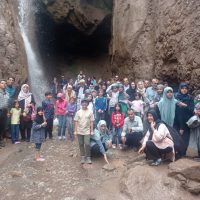 همه در کنار هم زیر آبشار